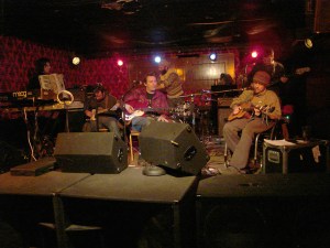 Vic Chesnutt and the Amorphous Strums performing live Vic Chesnutt and the Amorphous Strums performing live