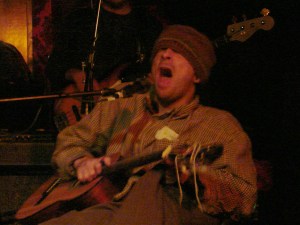 Vic Chenutt performing live Vic Chesnutt and the Amorphous Strums performing live at the Jackpot Saloon in Lawrence, KS in 2008.